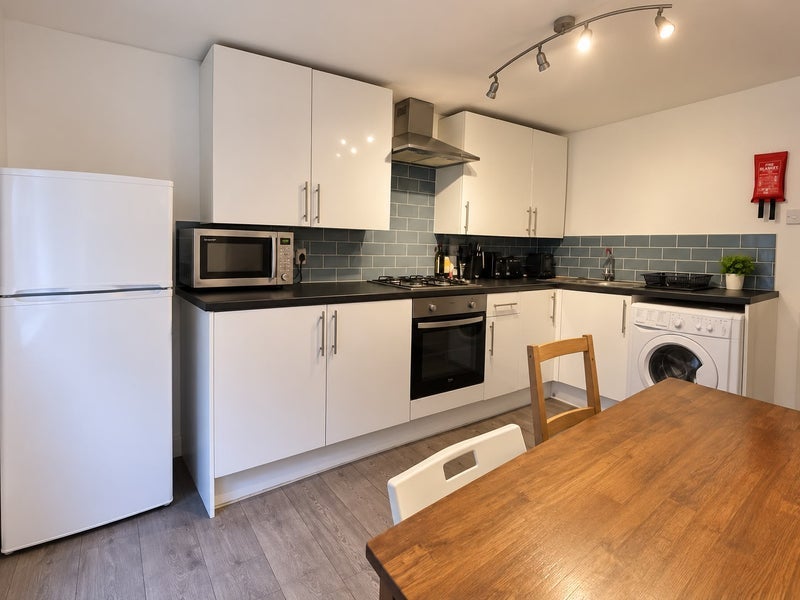 Room Solon Road in Greater London