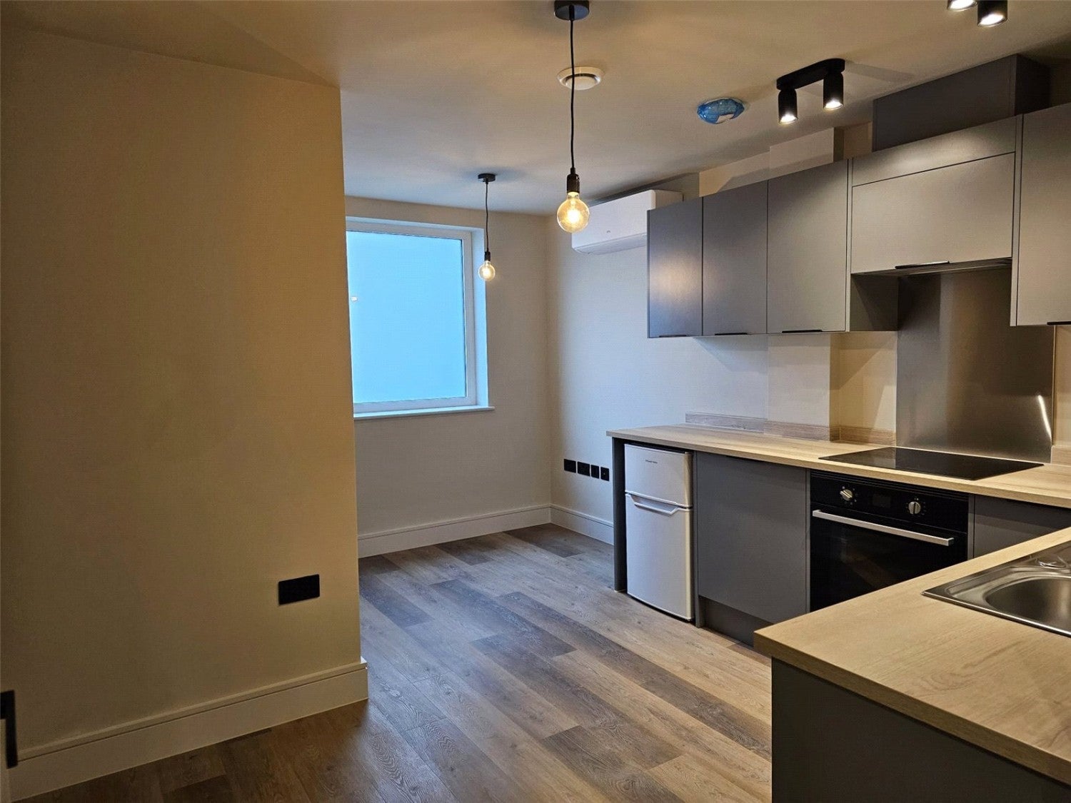 Flat Slaney Road in Greater London