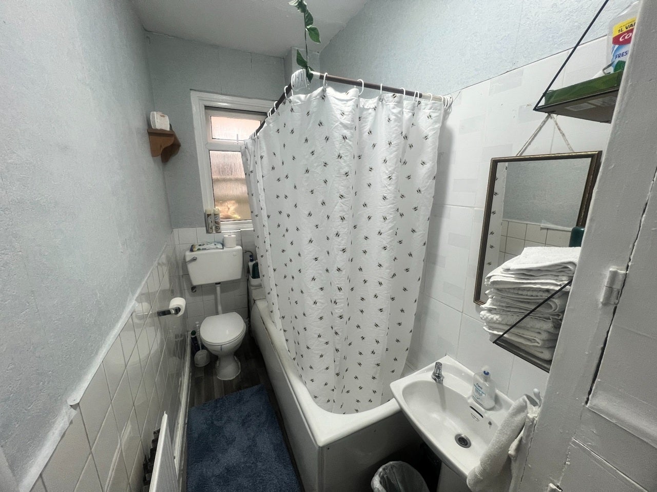 Flat Eastcote Lane in Greater London