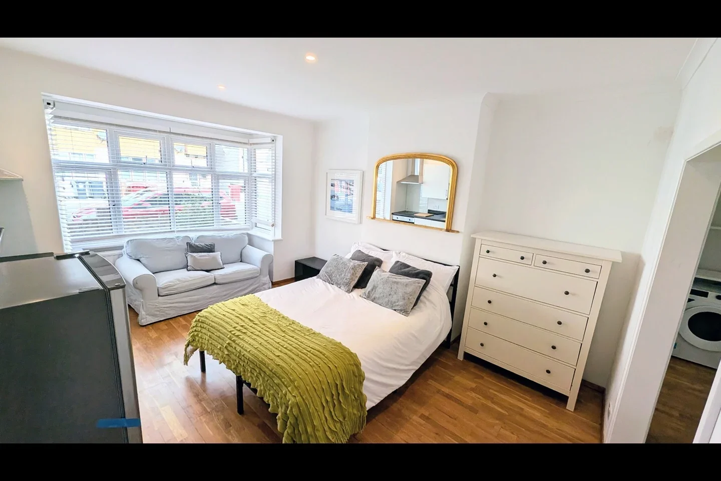 Flat Burlington Avenue in Slough