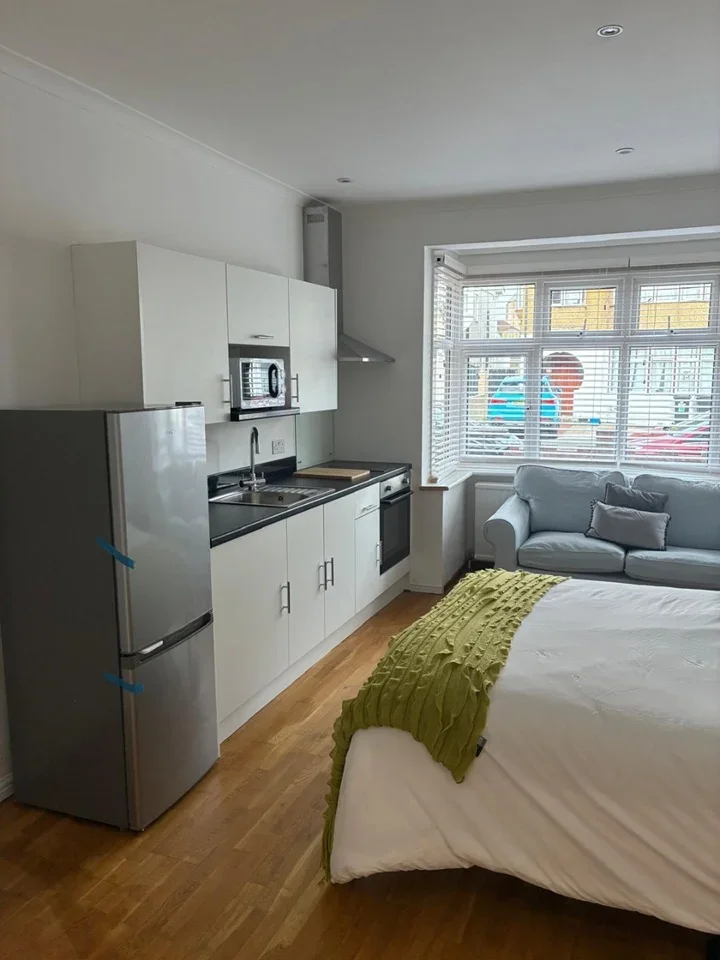 Flat Burlington Avenue in Slough