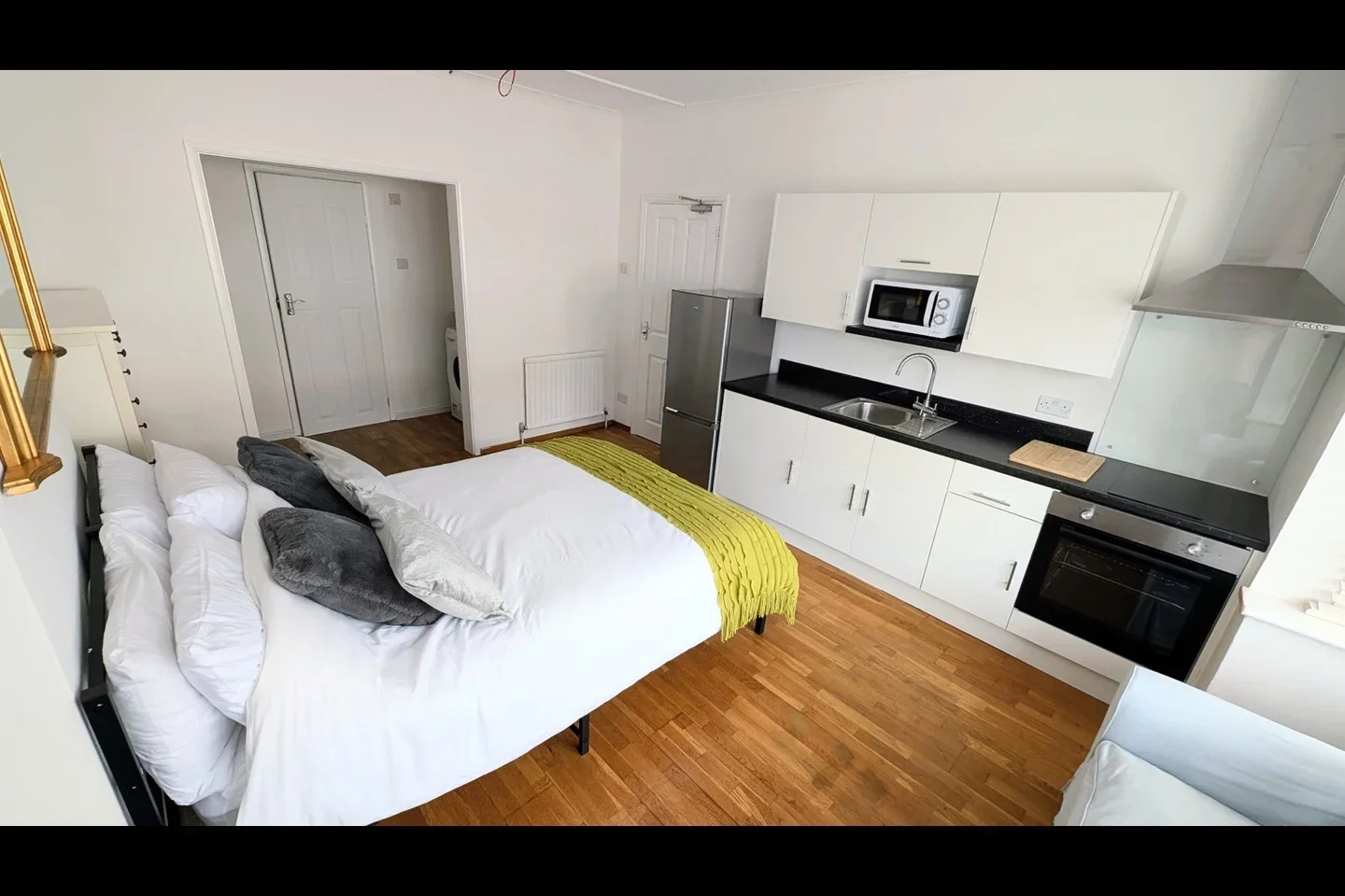 Flat Burlington Avenue in Slough