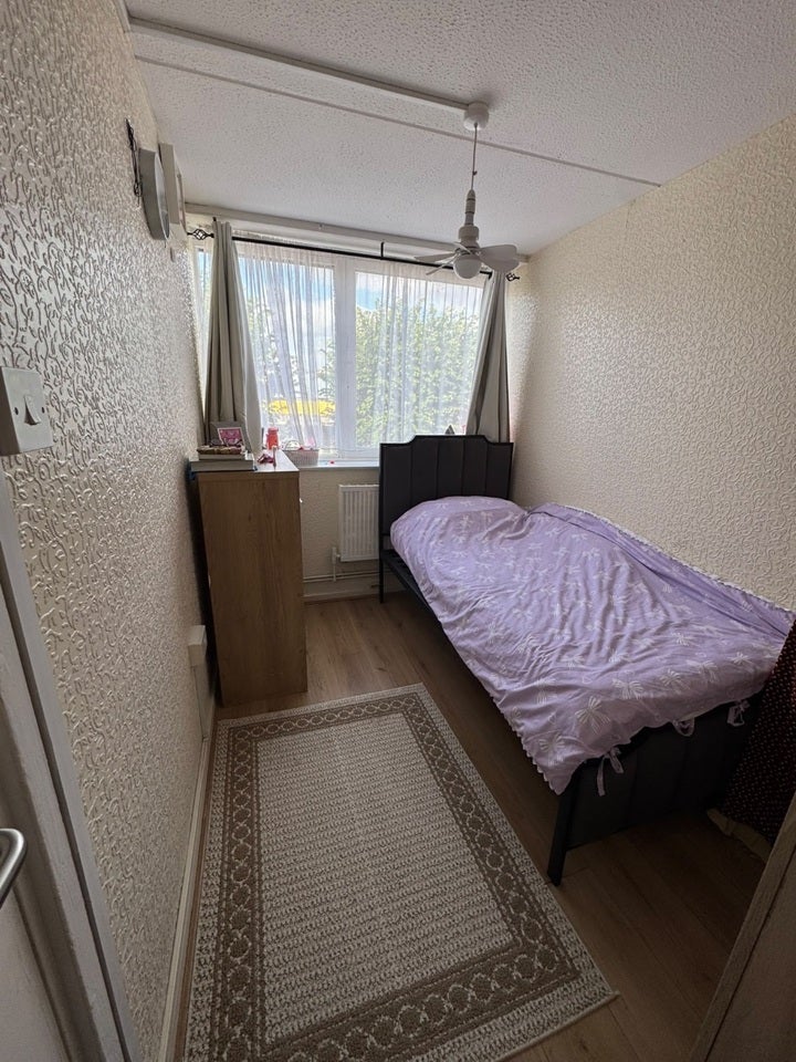 Room Hopwood Road in Greater London
