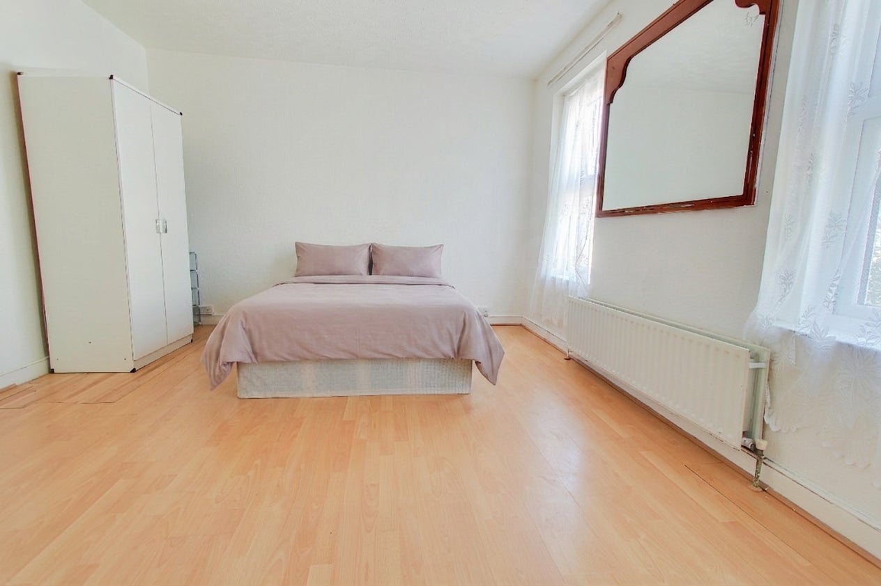 Flat Neville Road in London