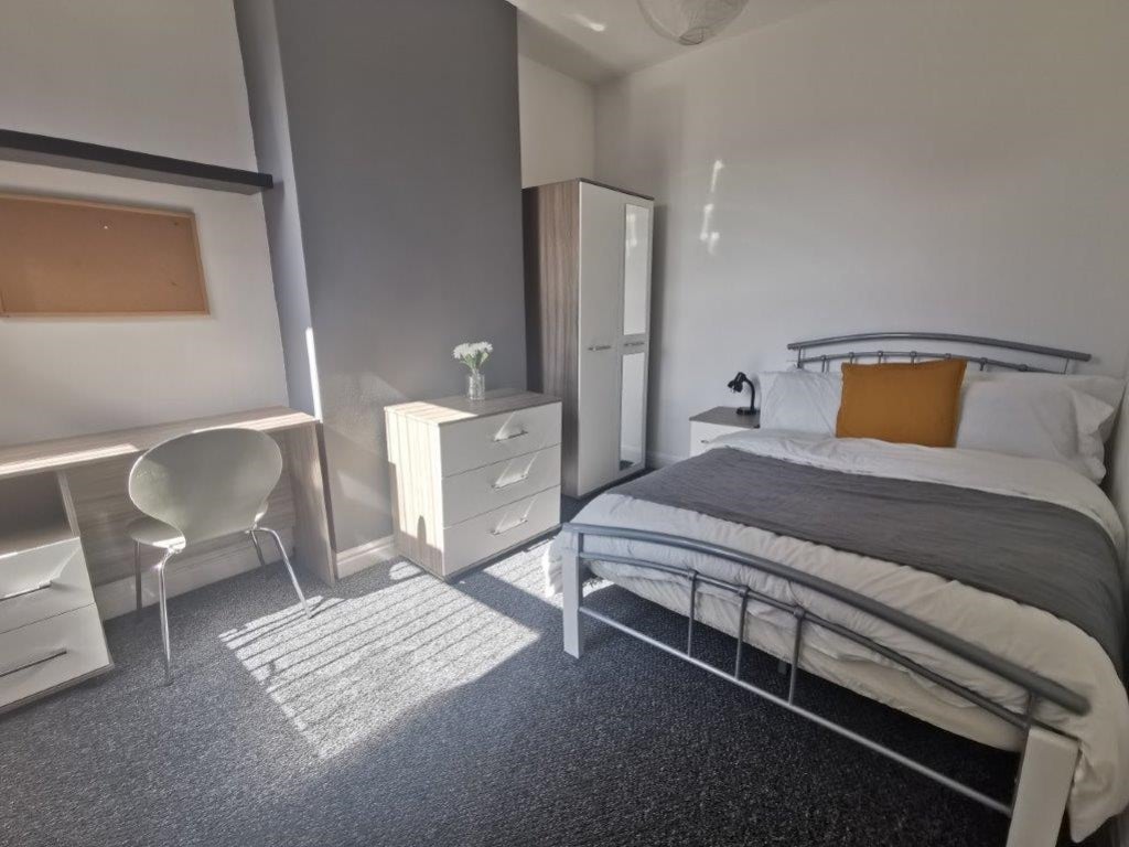 Room Hollis Road in Coventry