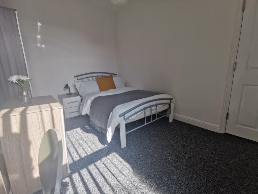 Room Hollis Road in Coventry