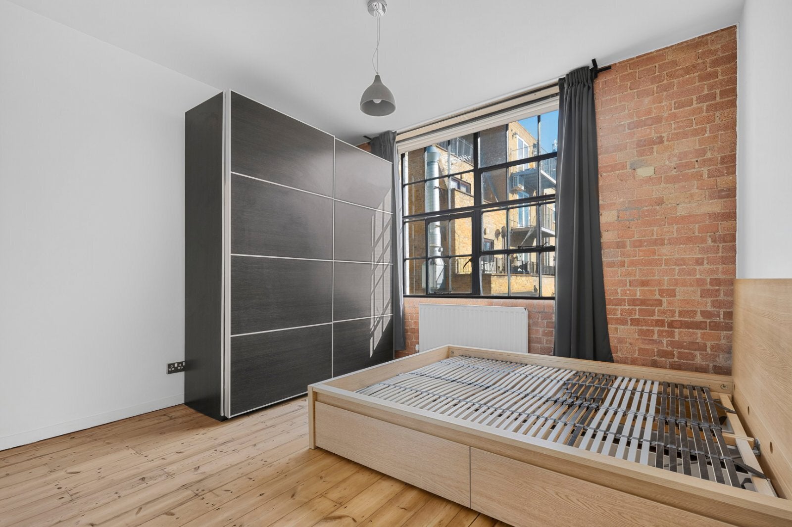 Flat Rampart Street in Greater London