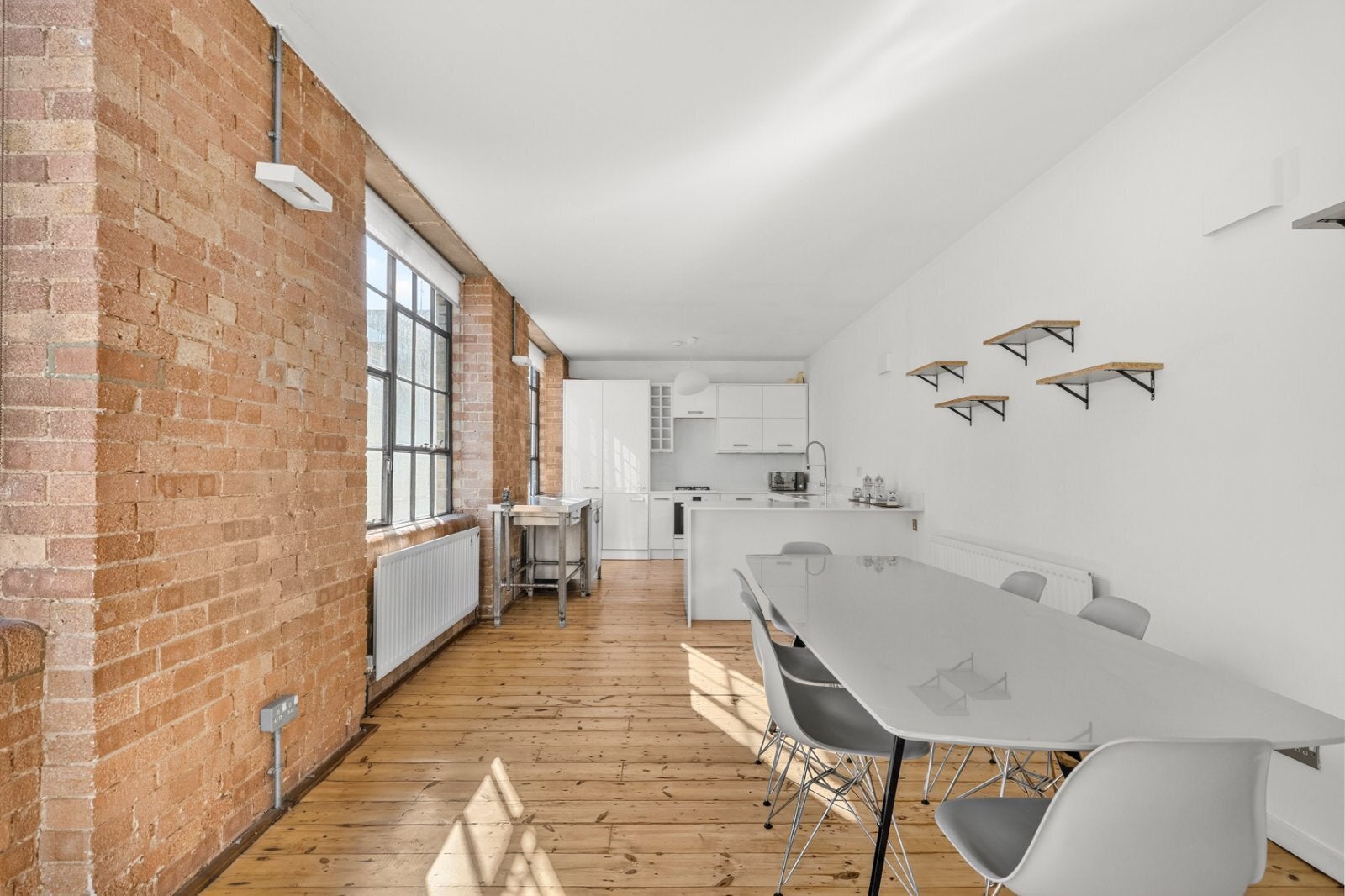 Flat Rampart Street in Greater London