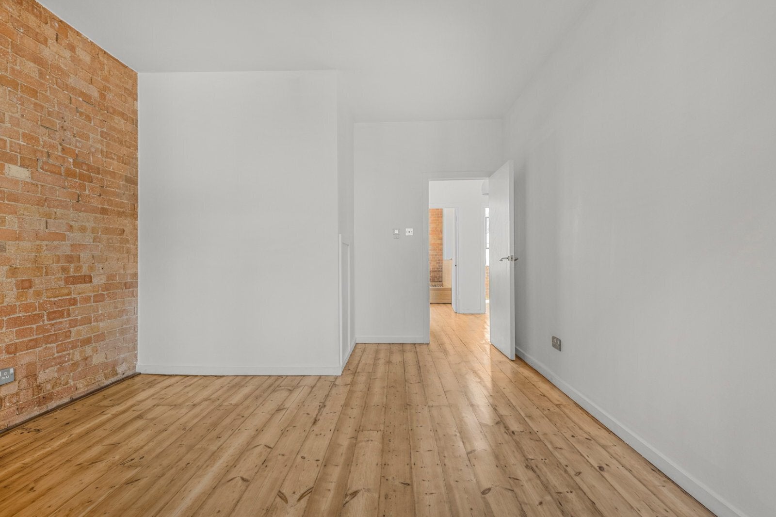 Flat Rampart Street in Greater London