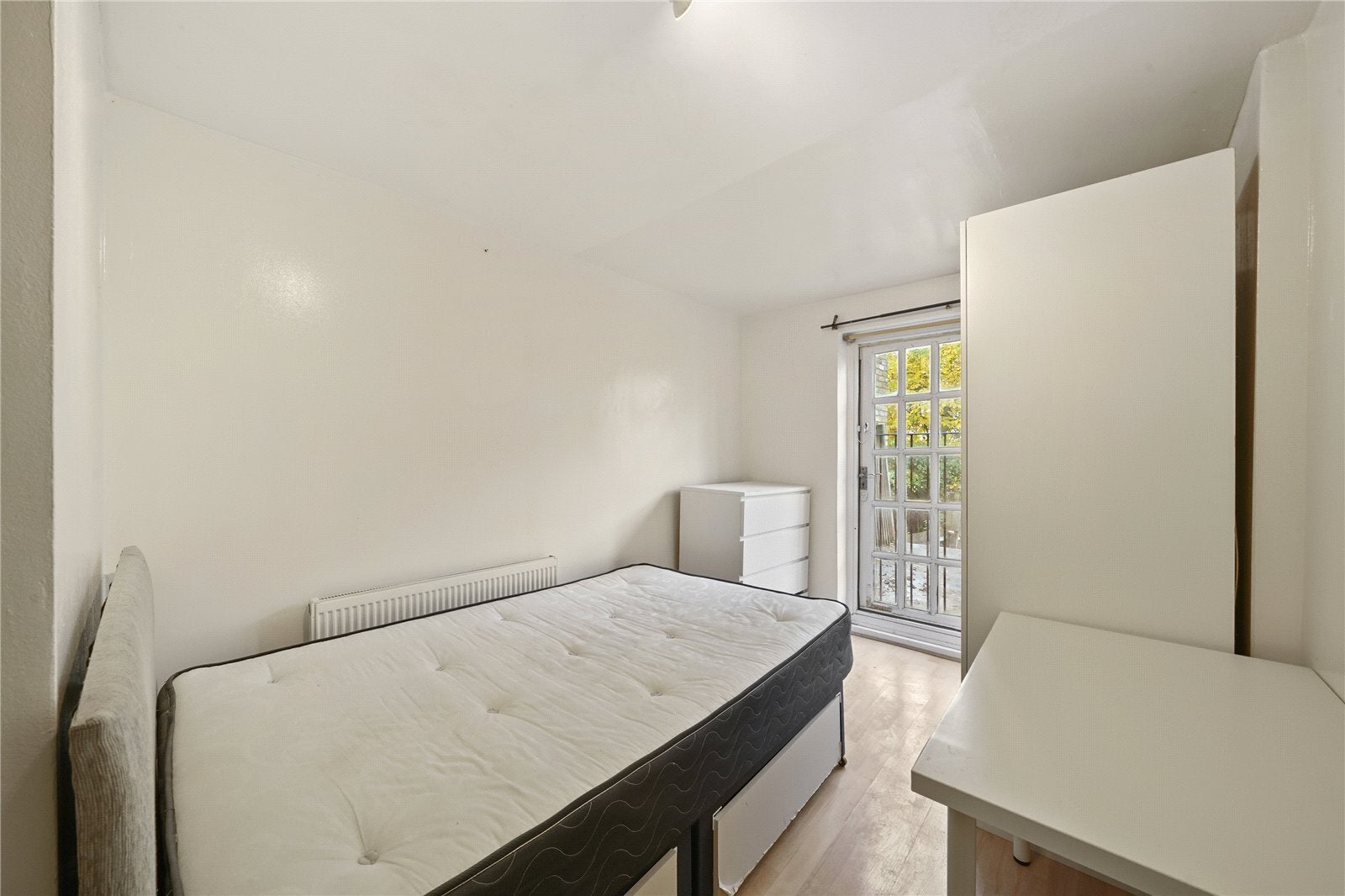 Flat Davenant Road in Greater London