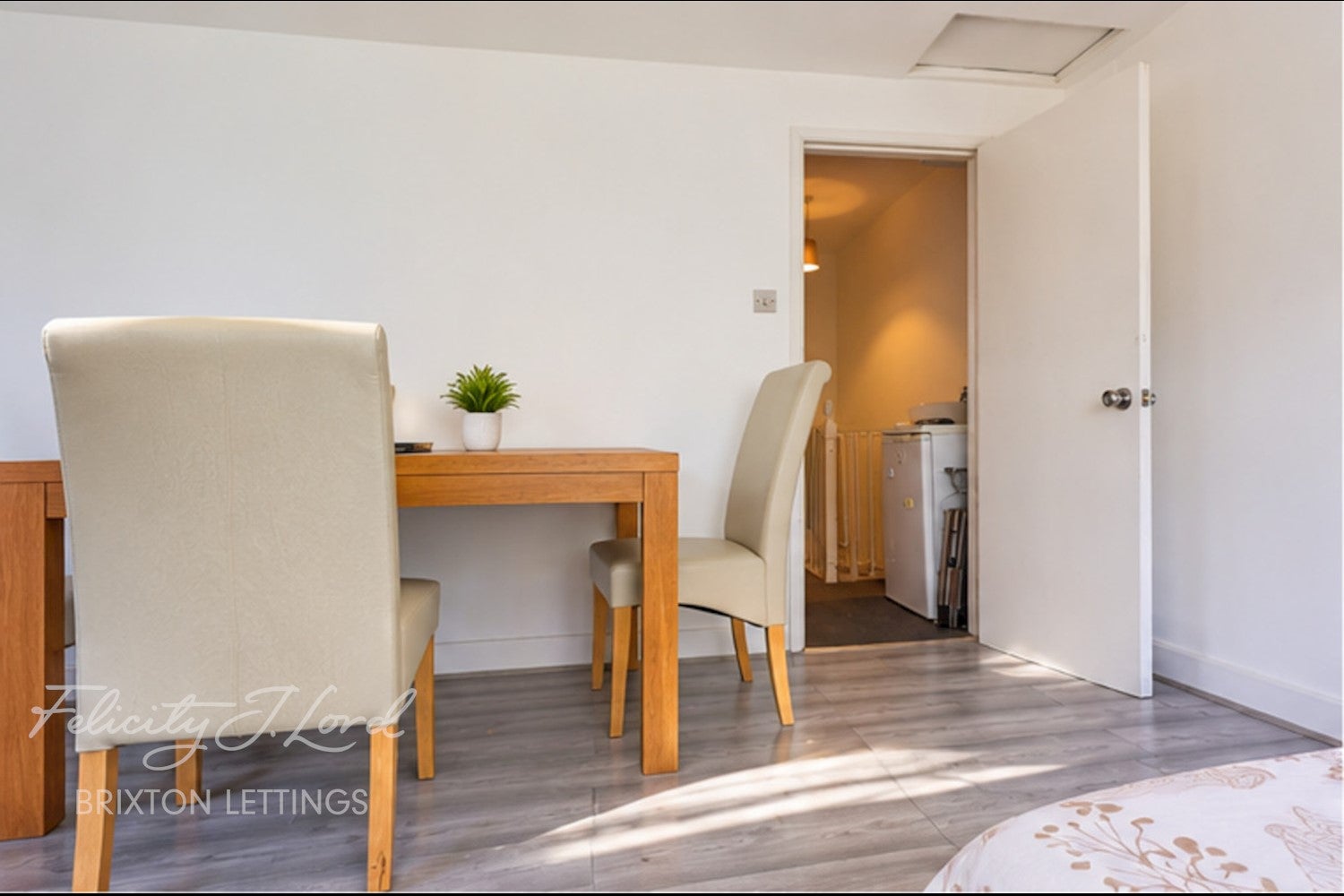 Room Station Avenue in Greater London