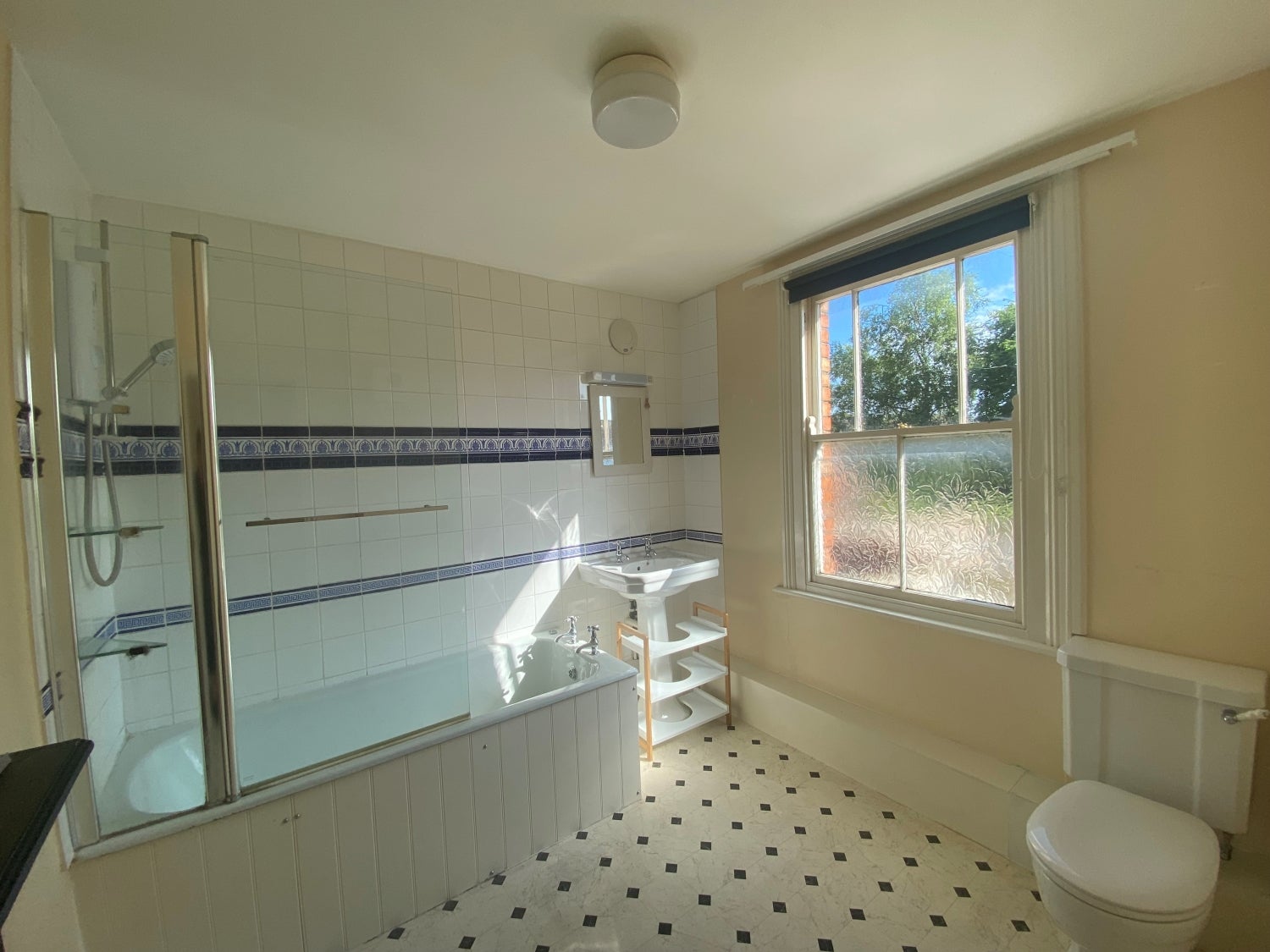 Flat Newbury in Gillingham