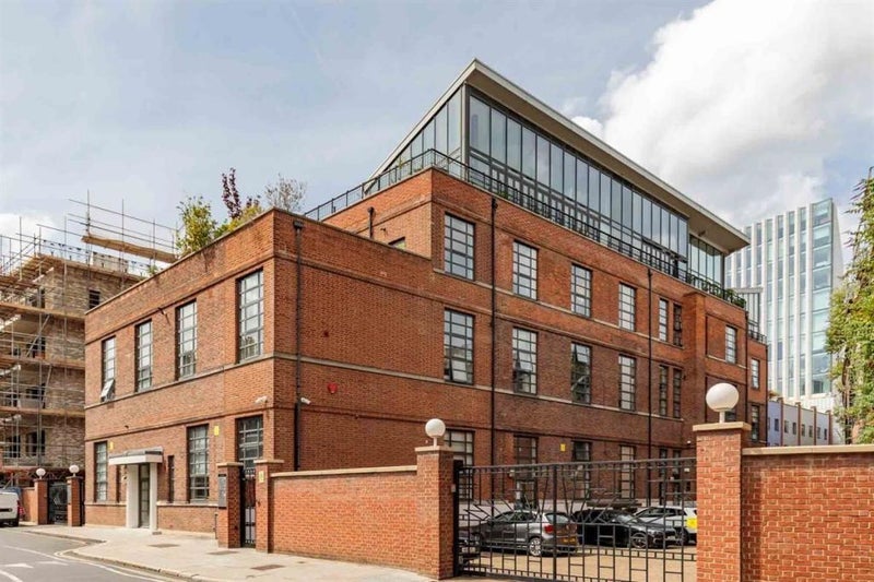 Flat Surrey Row in Greater London