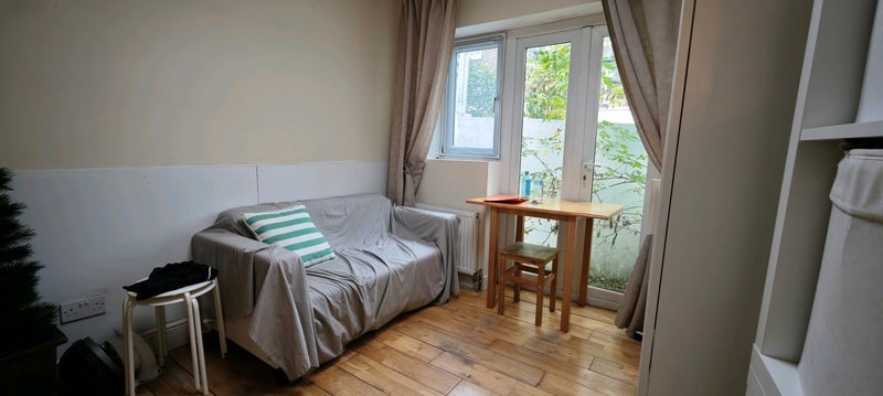 Flat Mayflower Road in Greater London