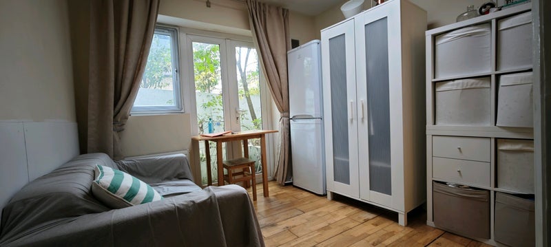 Flat Mayflower Road in Greater London