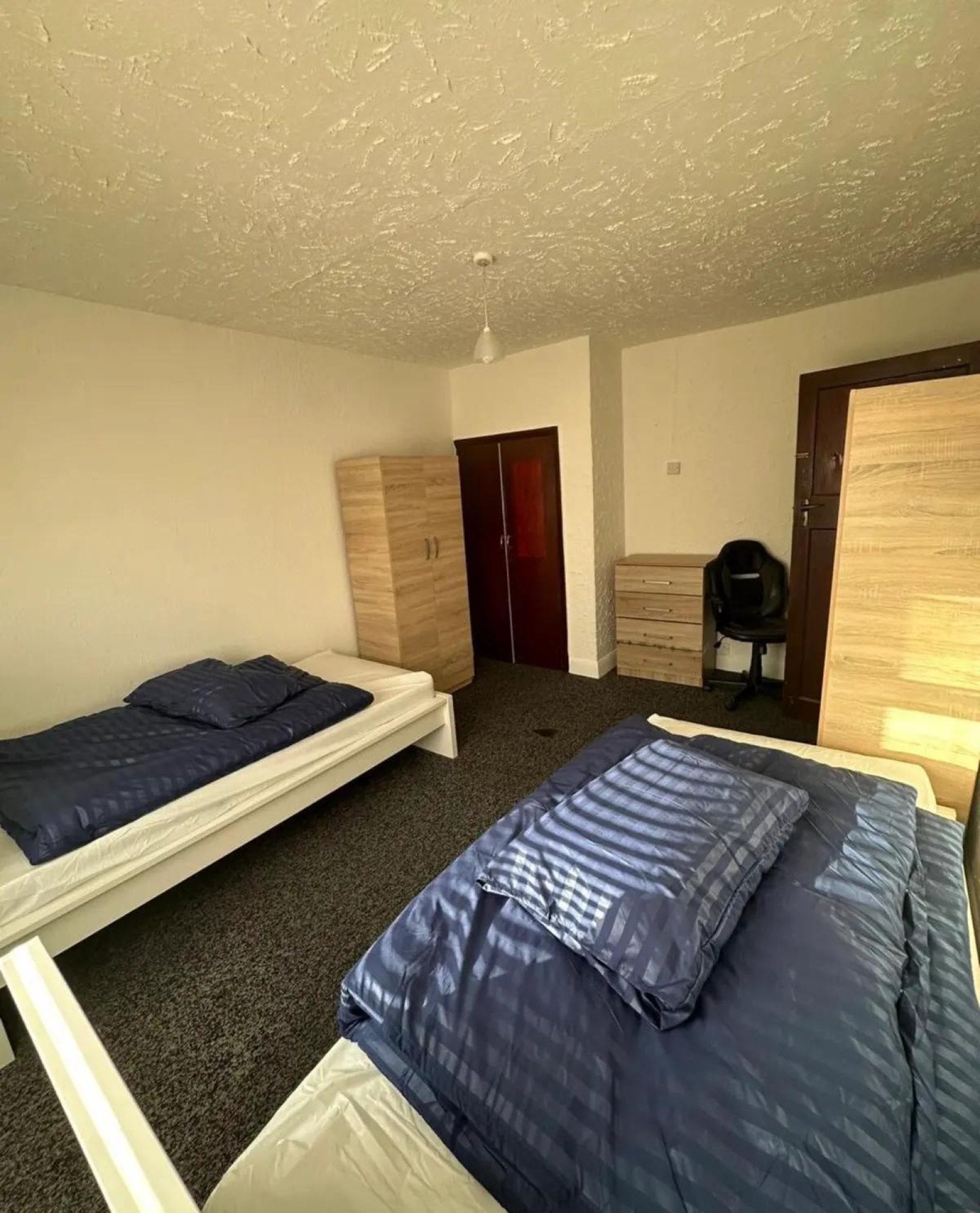 Room Sullivan Avenue in Greater London
