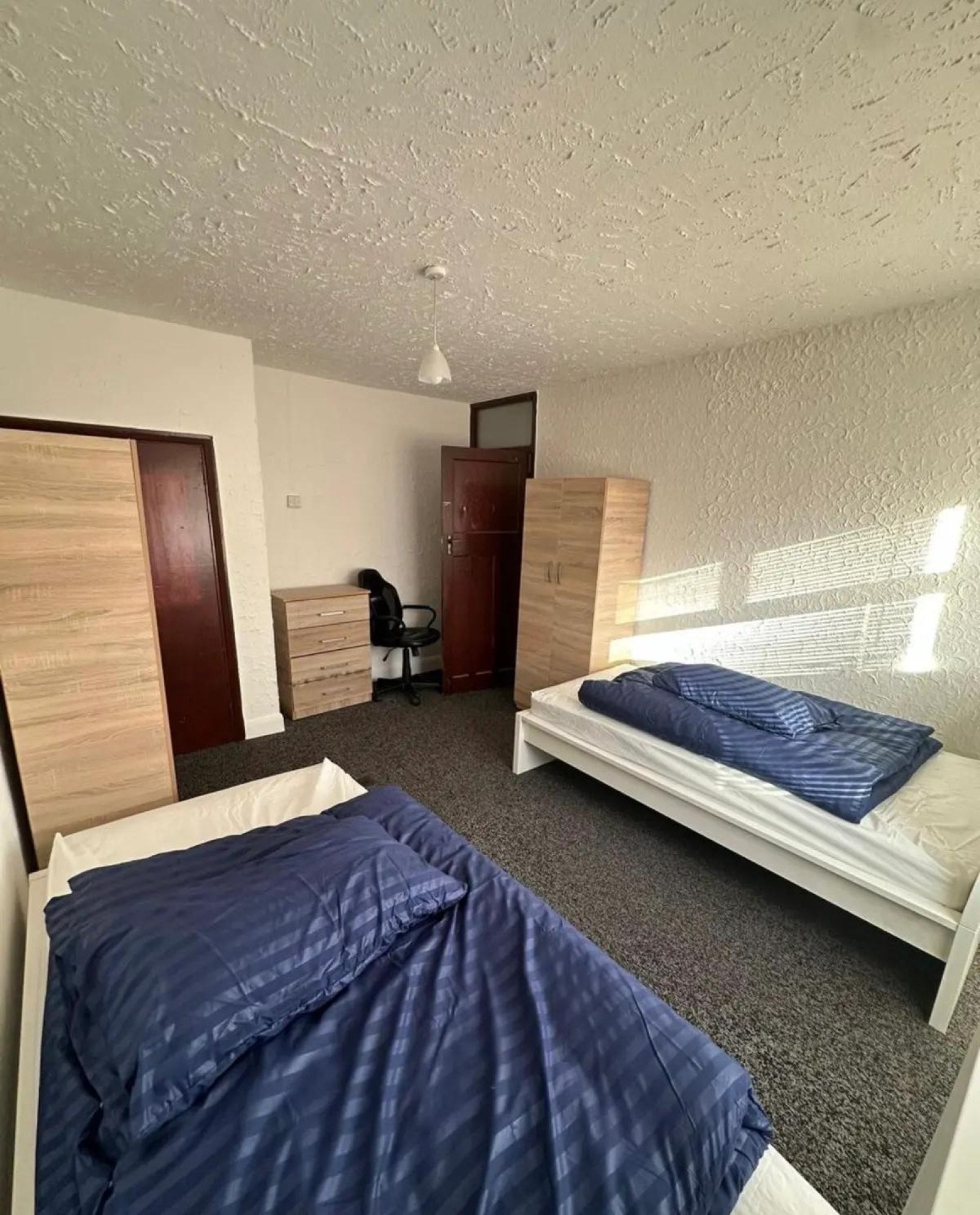 Room Sullivan Avenue in Greater London