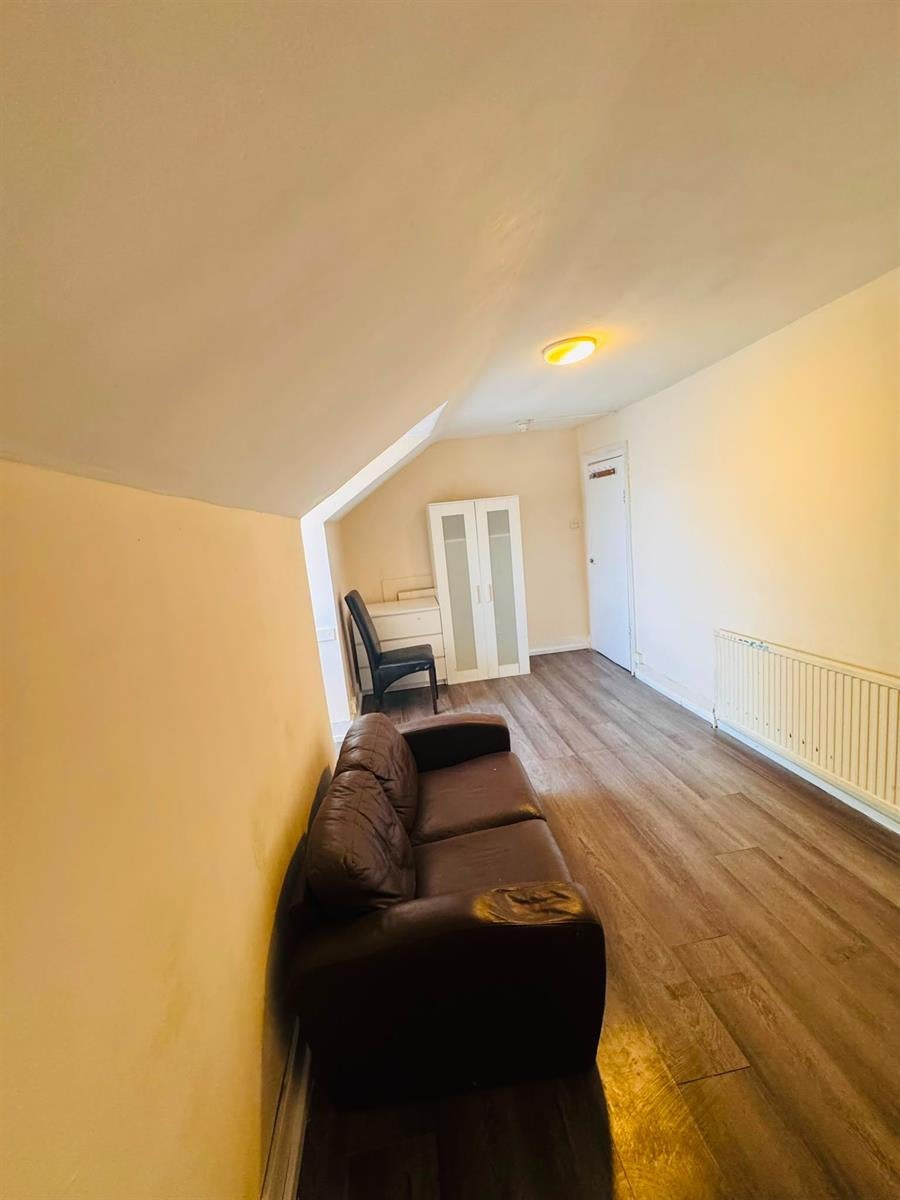 Room Romford Road in Greater London