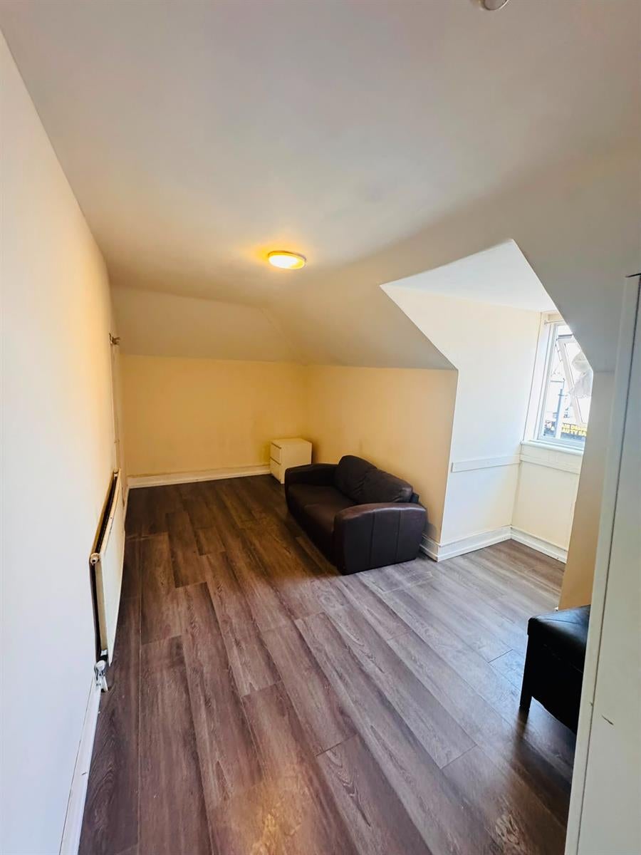 Room Romford Road in Greater London
