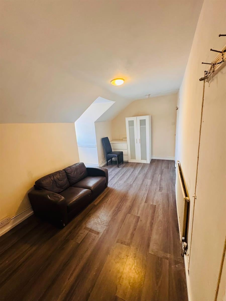 Room Romford Road in Greater London