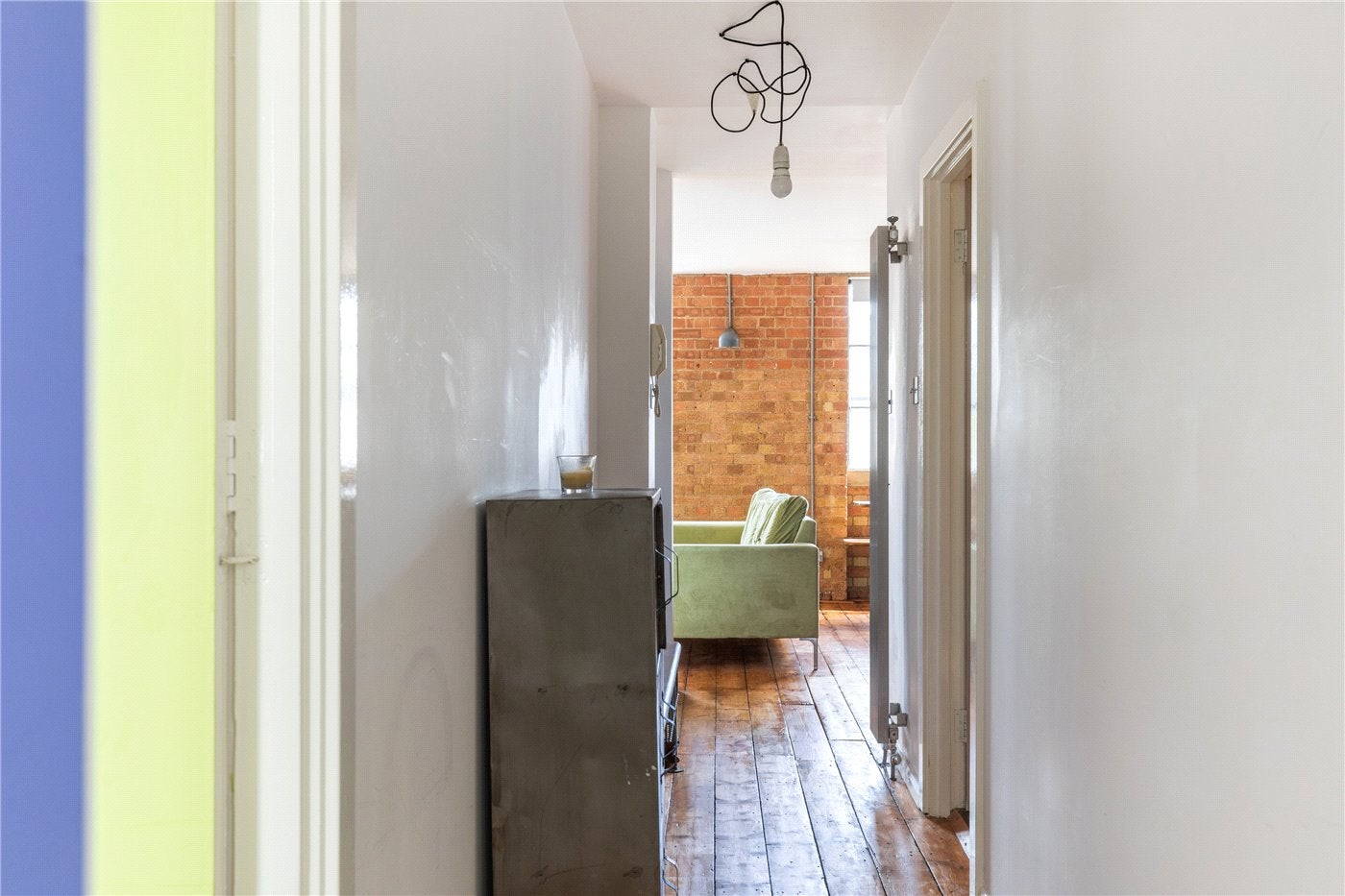 Flat Rampart Street in Greater London