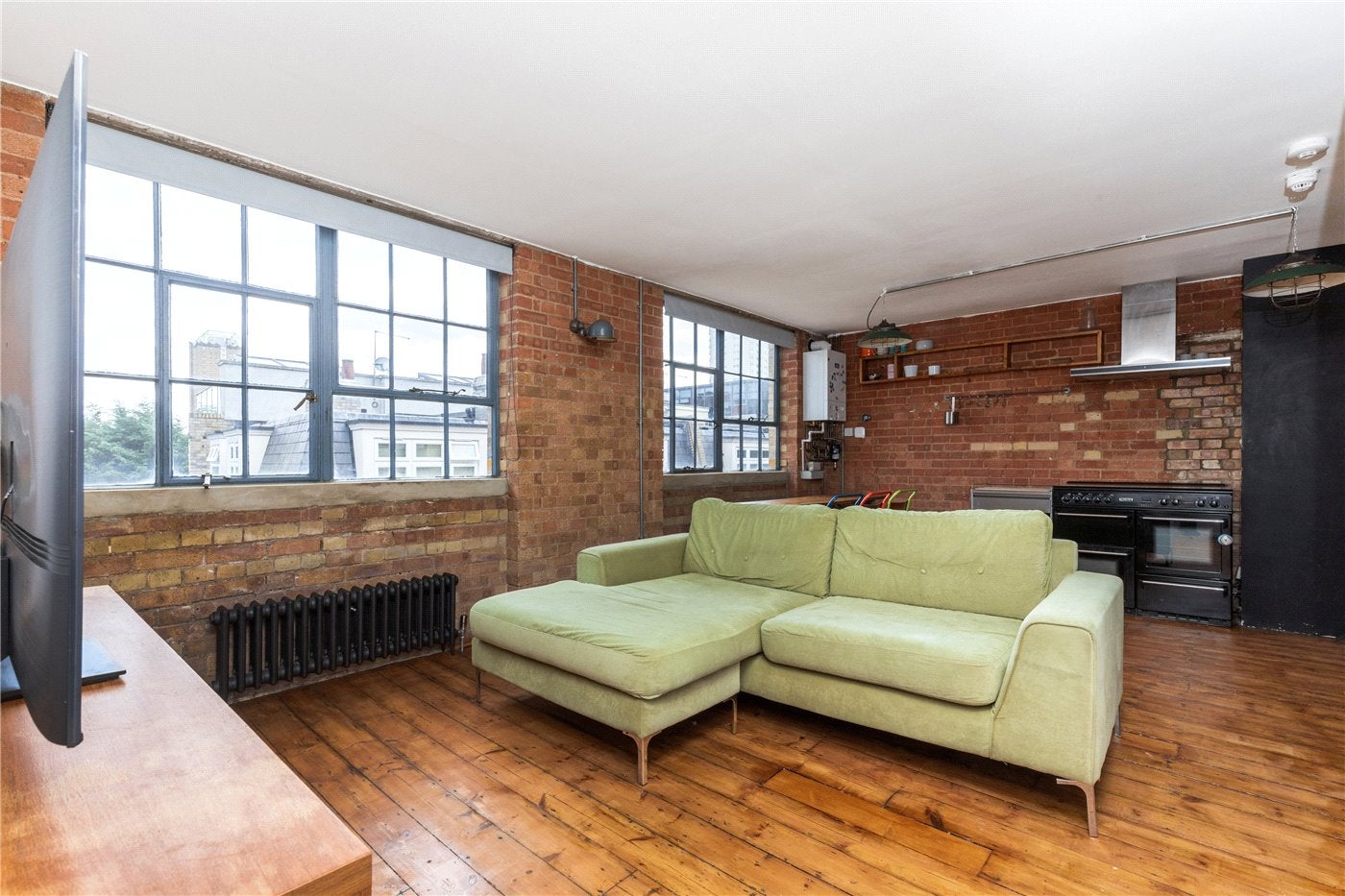 Flat Rampart Street in Greater London