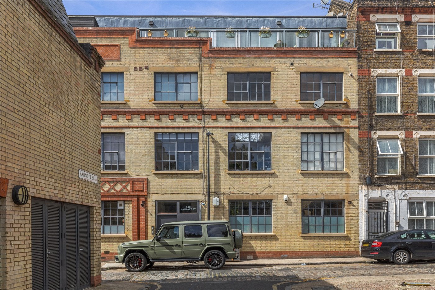 Flat Rampart Street in Greater London