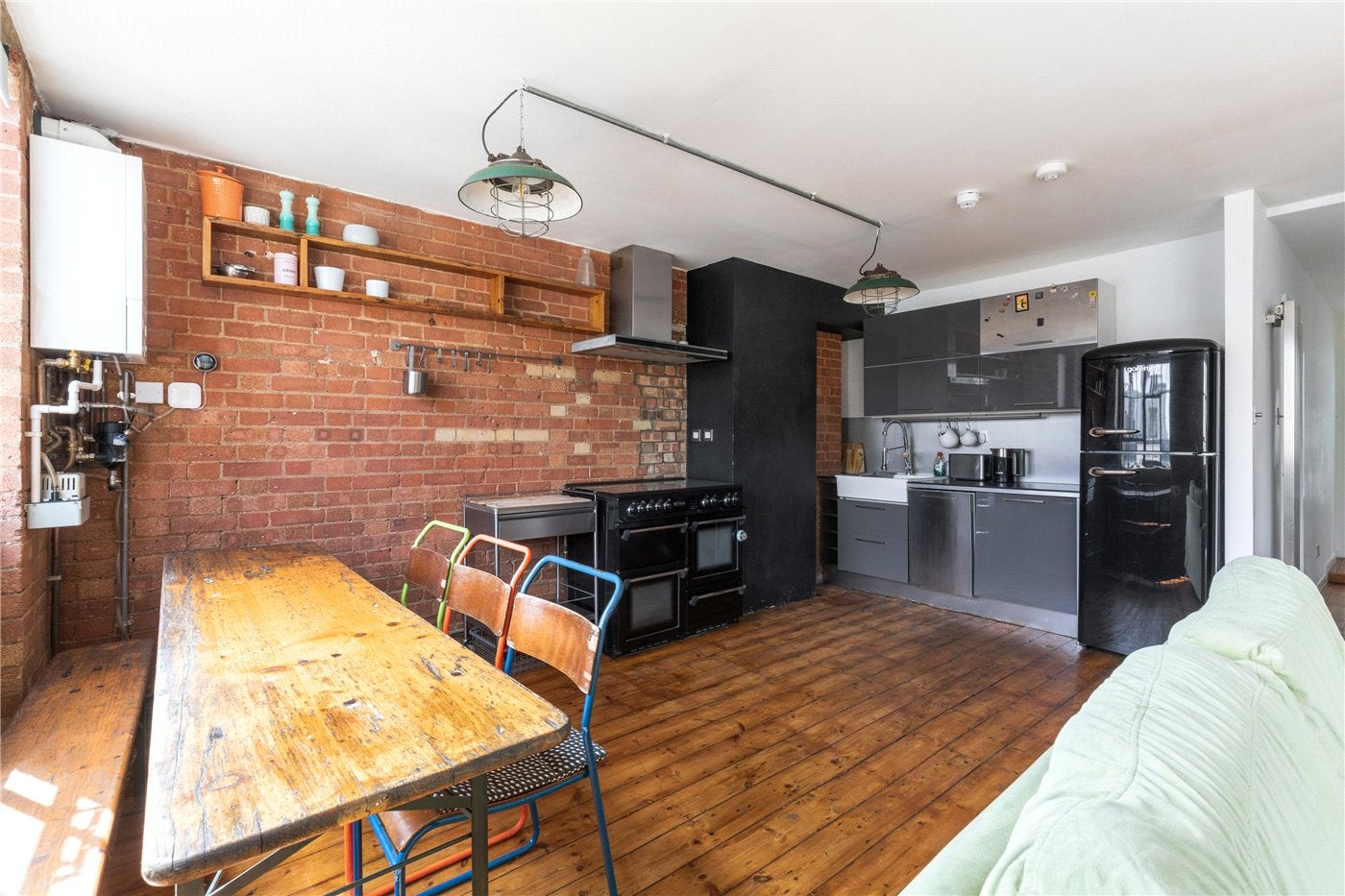 Flat Rampart Street in Greater London