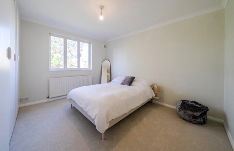 Room Grafton Square in Greater London