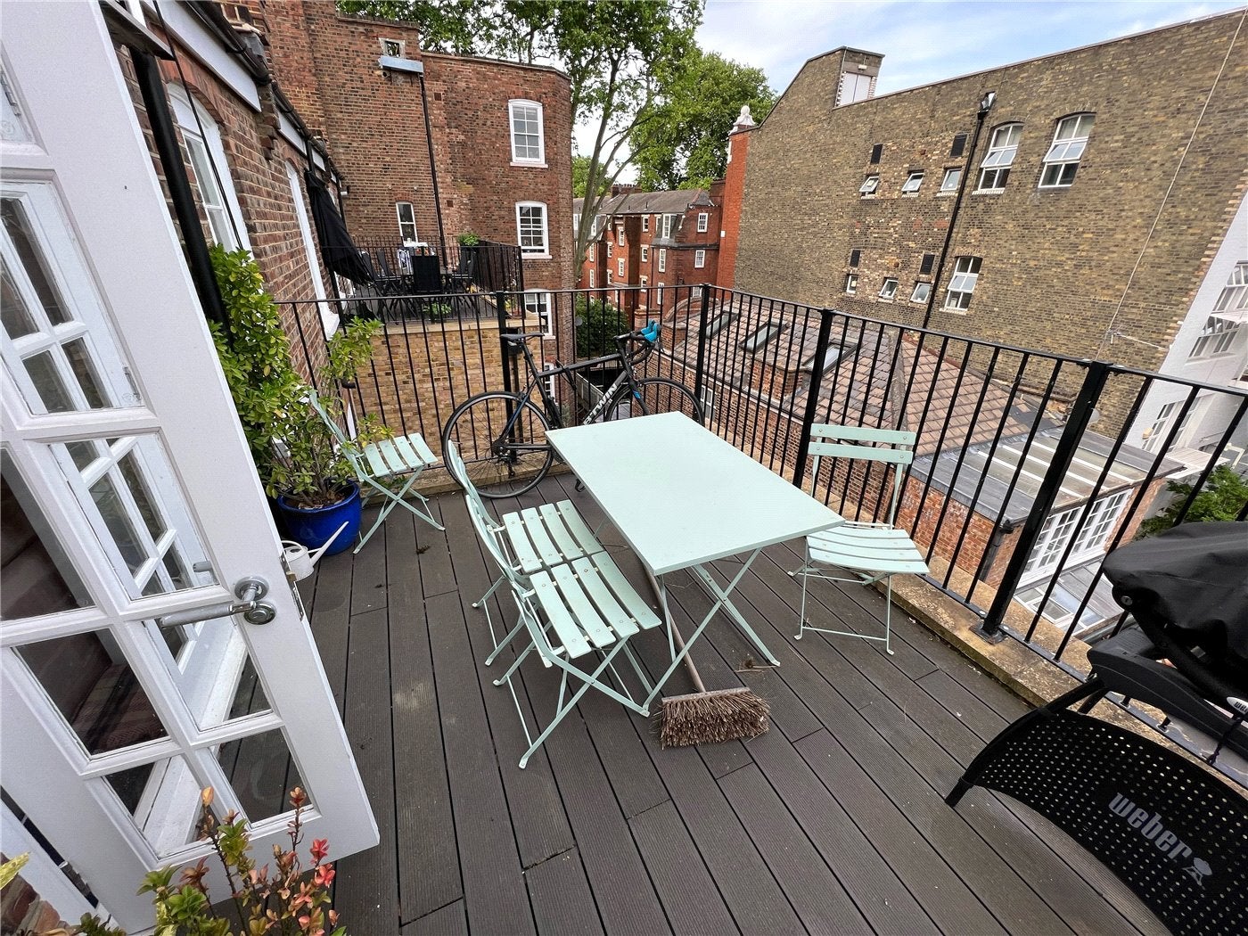 Flat Pleasant Place in Greater London