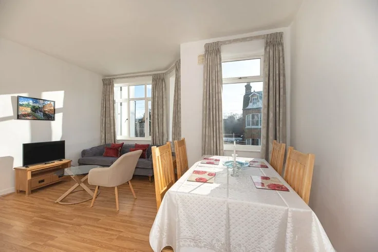 Flat Oakhill Road in Greater London