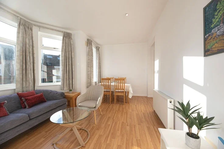 Flat Oakhill Road in Greater London