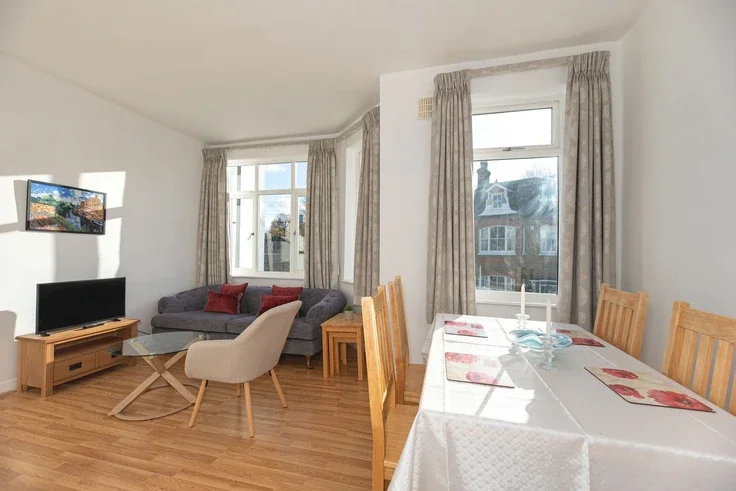 Flat Oakhill Road in Greater London