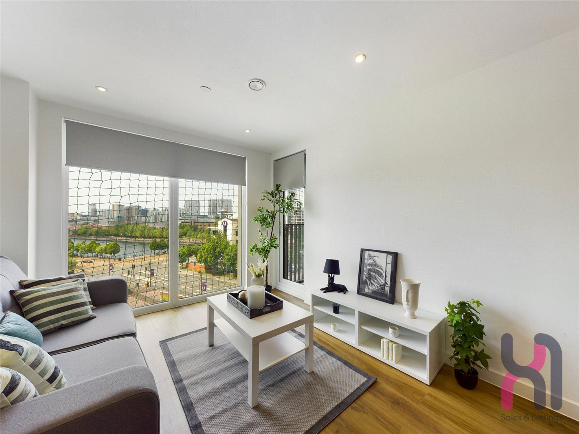 Flat Elmira Way in Salford