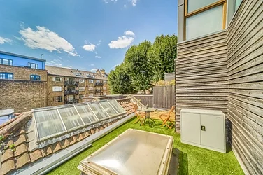 Flat Bermondsey Street in Greater London