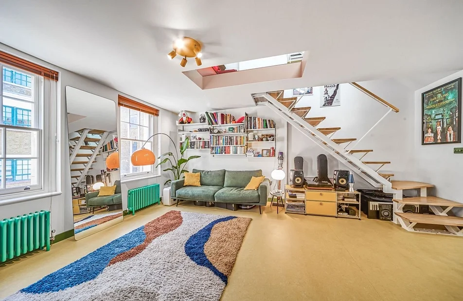 Flat Bermondsey Street in Greater London