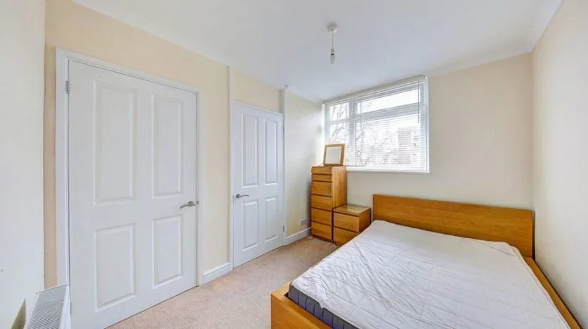 Flat Elmfield Road in Greater London