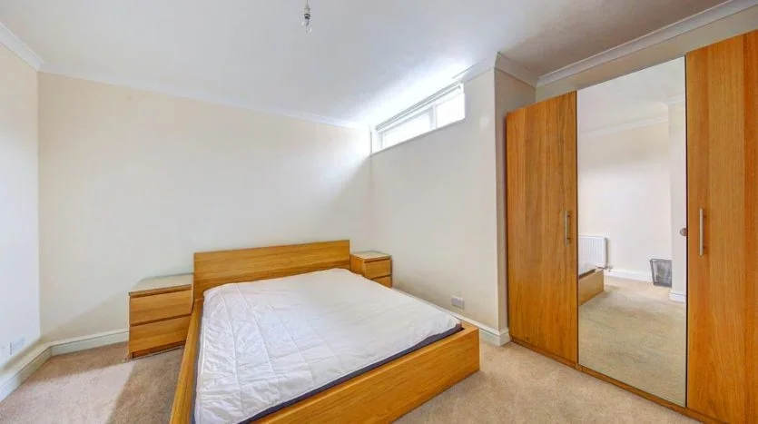 Flat Elmfield Road in Greater London