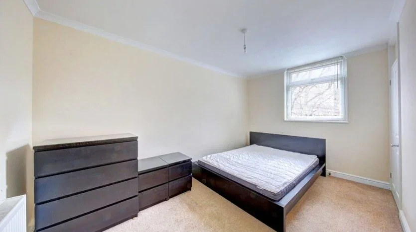 Flat Elmfield Road in Greater London