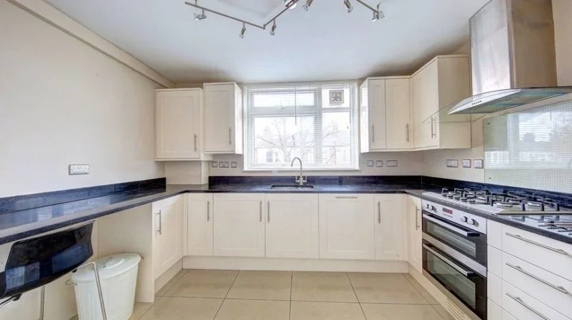 Flat Elmfield Road in Greater London