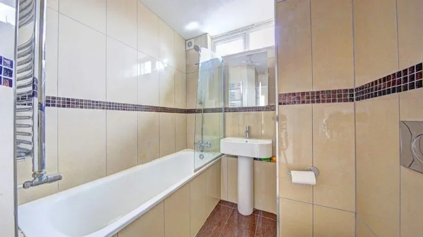 Flat Elmfield Road in Greater London