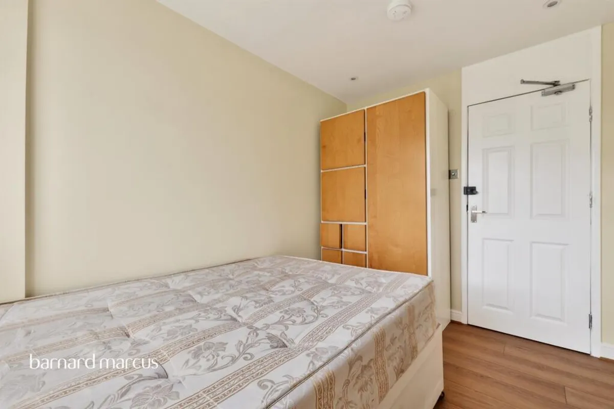 Flat Hazelhurst Road in Greater London