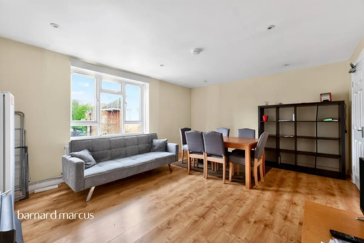 Flat Hazelhurst Road in Greater London