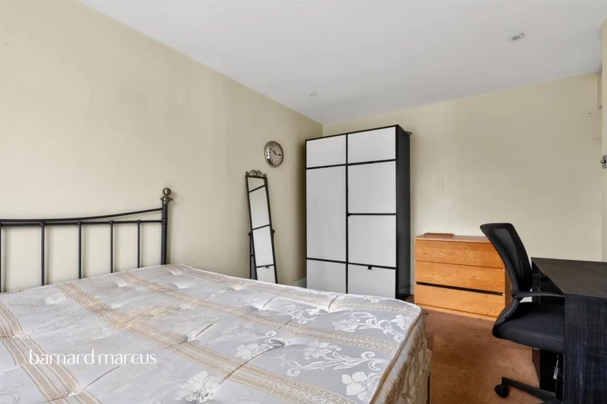 Flat Hazelhurst Road in Greater London