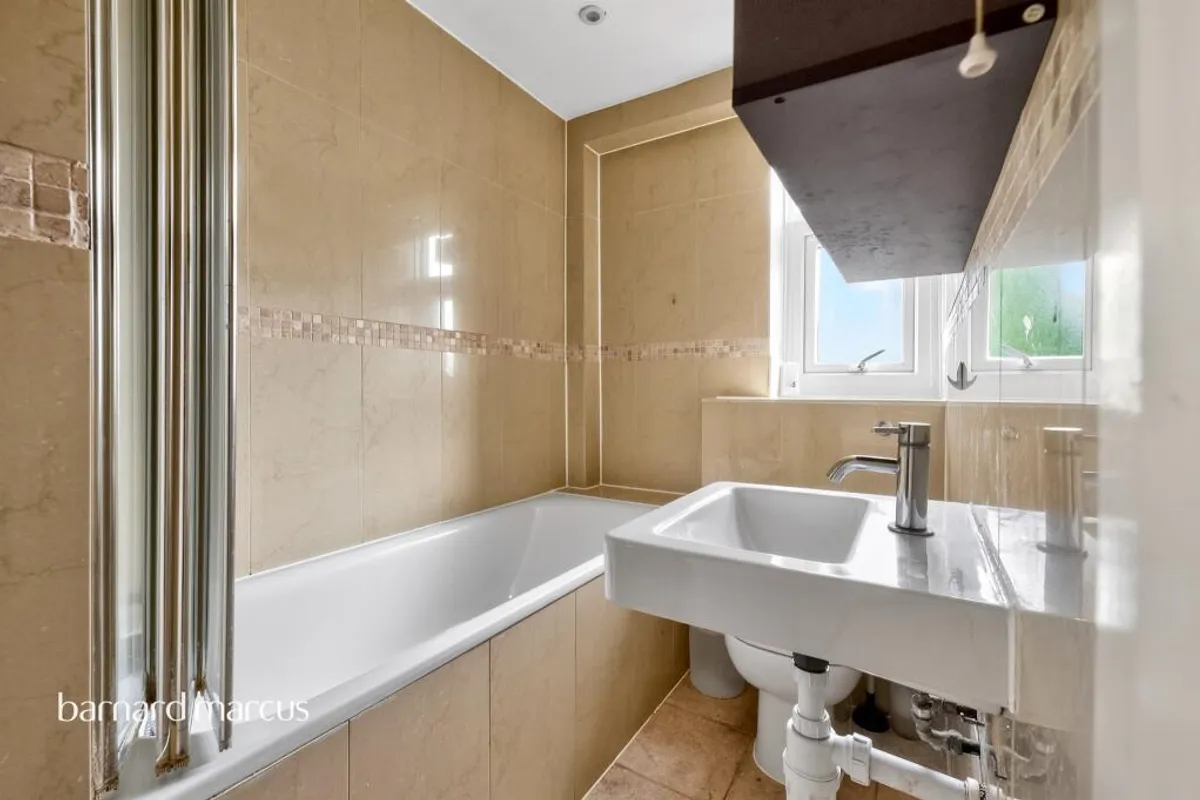 Flat Hazelhurst Road in Greater London