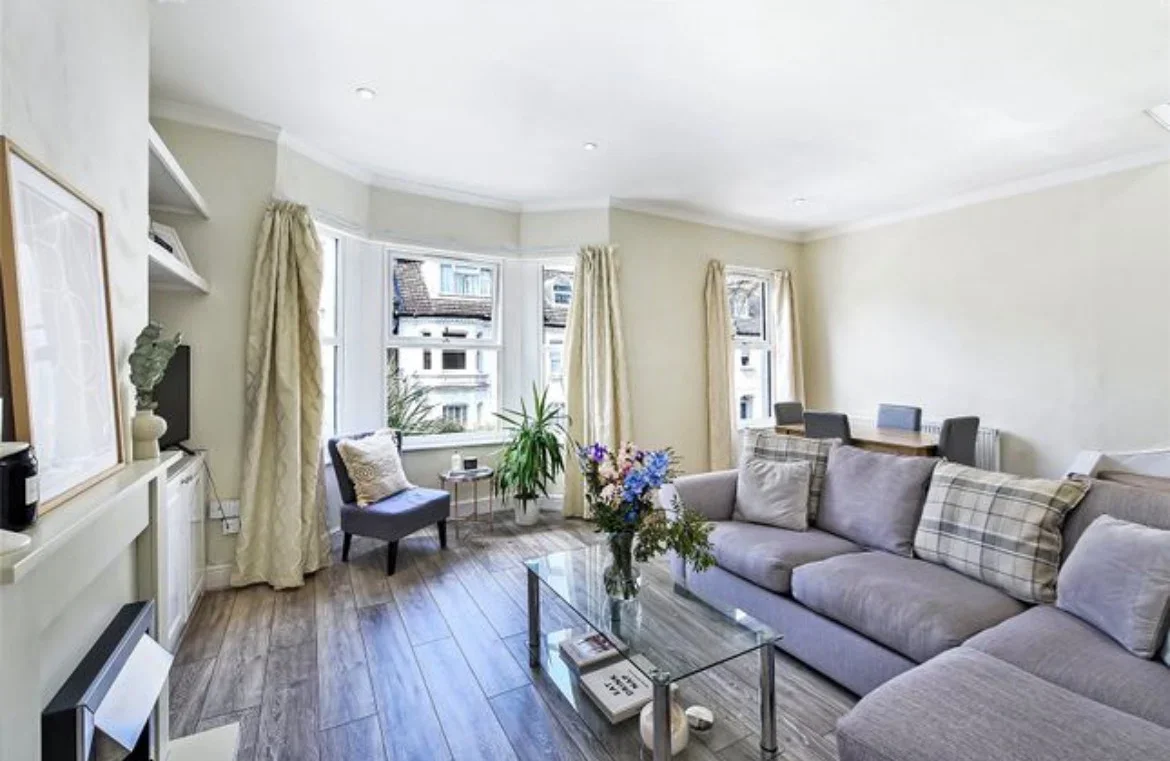 Flat Upham Park Road in Greater London