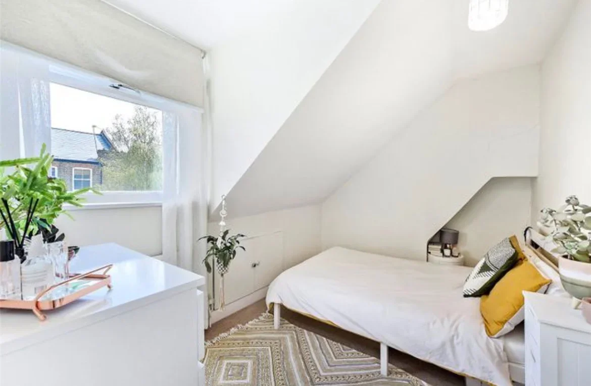 Flat Upham Park Road in Greater London
