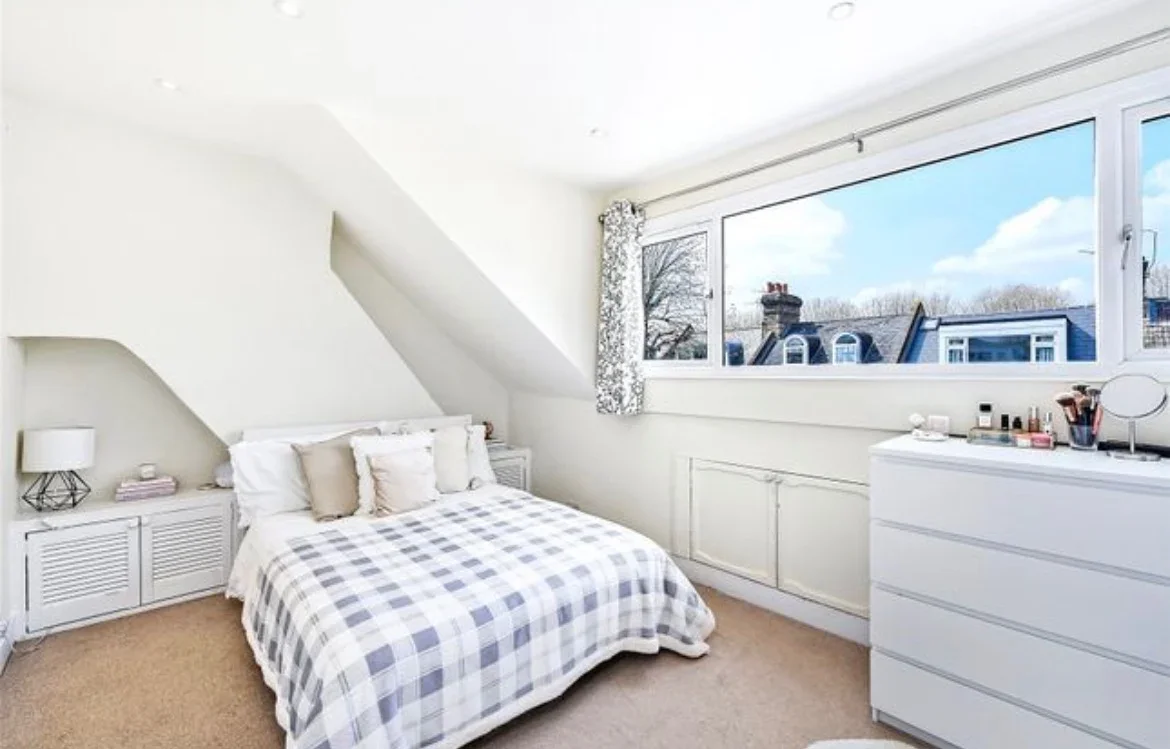 Flat Upham Park Road in Greater London