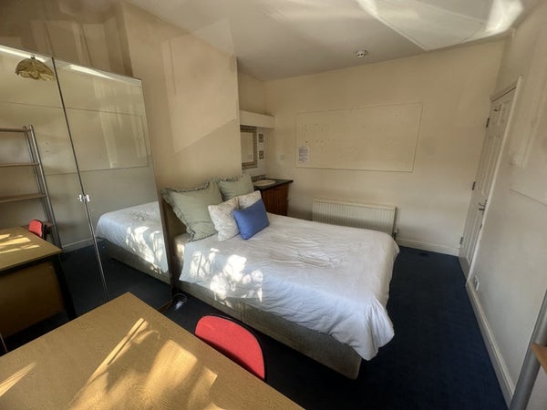 Flat Parnall Road in Bristol