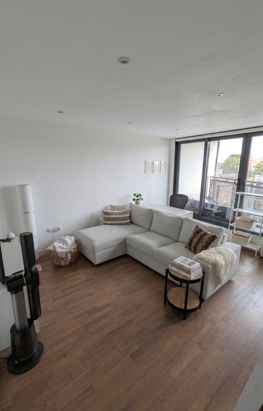 Flat Harrow Road in Greater London
